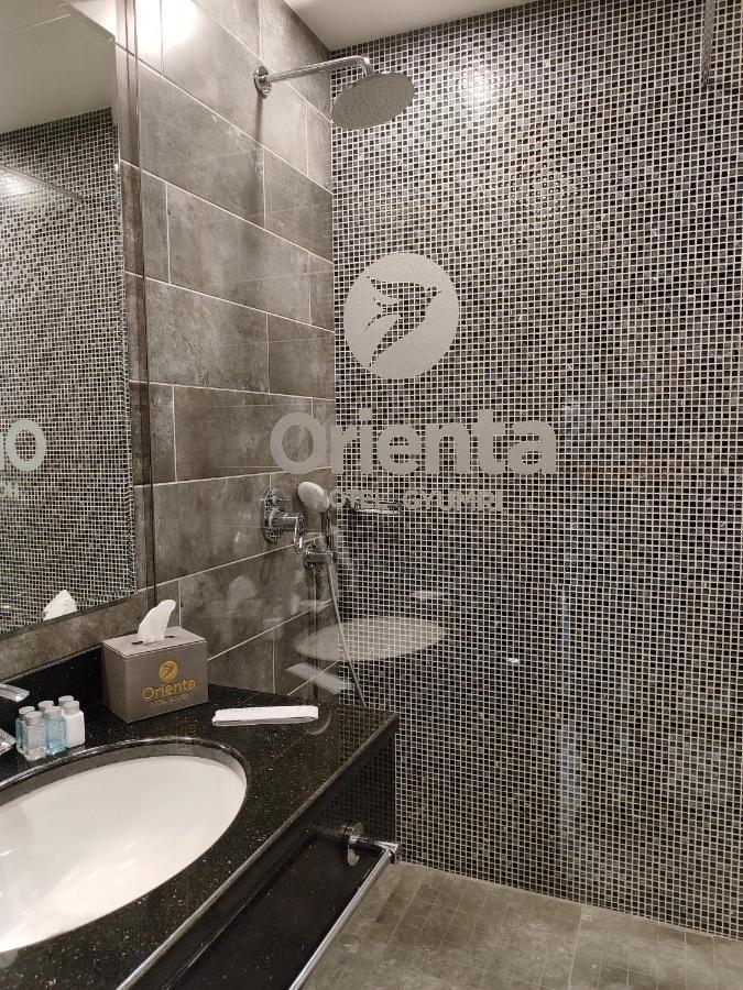 Orienta Hotel Gjoemri Buitenkant foto