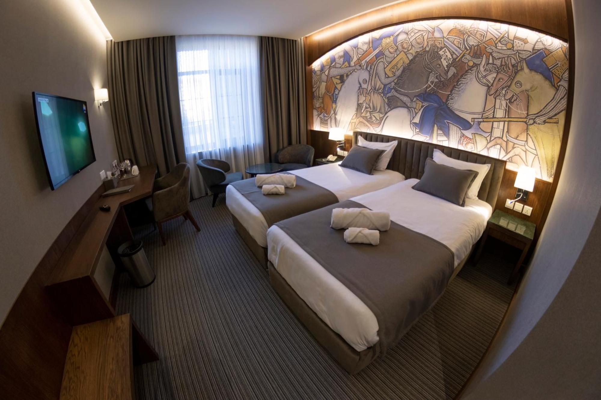 Orienta Hotel Gjoemri Buitenkant foto